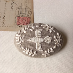 刺繍のブローチ　博物誌〈小鳥〉 1枚目の画像