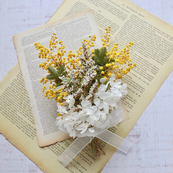 繊細小花！ミモザと白花のスワッグ 1枚目の画像