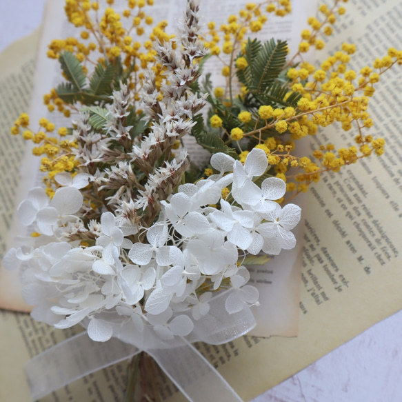 繊細小花！ミモザと白花のスワッグ 3枚目の画像