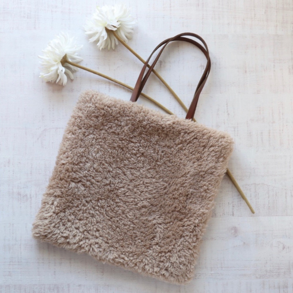 【グレージュ】ふわもこプードルファーのしかくトートバッグ　〜本革持ち手〜