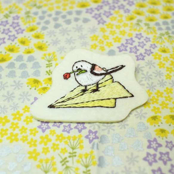 春のシマエナガ（チューリップ）刺繍ブローチ 1枚目の画像
