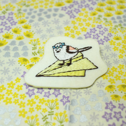 春のシマエナガ（オオイヌノフグリ）刺繍ブローチ 1枚目の画像