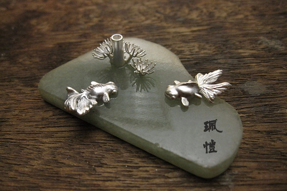 金魚 硬玉香插 Silver and jadeit incense plug with goldfish design 第1張的照片