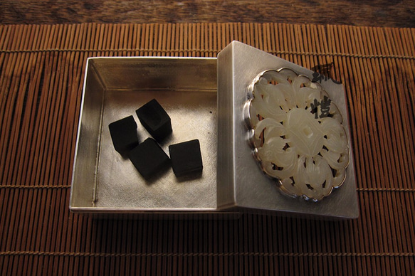 純銀 軟玉雕件香盒 Silver incense container 第2張的照片