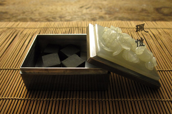 純銀 白玉老雕件香盒 Silver incense container 第3張的照片