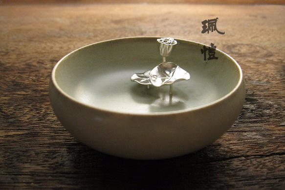 蓮蓬 陶瓷香插 Silver and ceramic incense plug with lotus design 第1張的照片