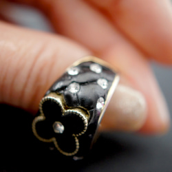 スワロフスキークリスタル　グルーデコ　ハンドメイド マトラッセ リング/大人かわいいブラック/四葉のクローバー指輪 7枚目の画像
