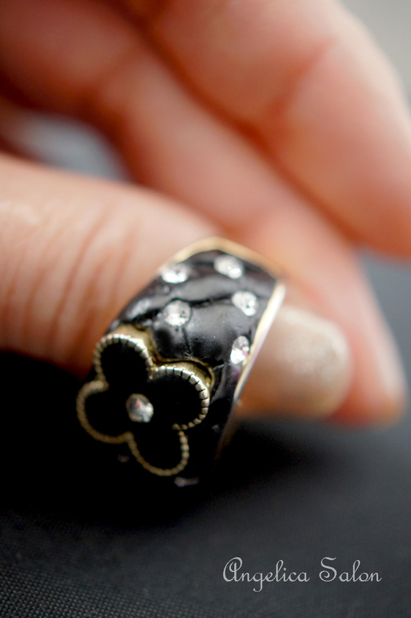 スワロフスキークリスタル　グルーデコ　ハンドメイド マトラッセ リング/大人かわいいブラック/四葉のクローバー指輪 7枚目の画像