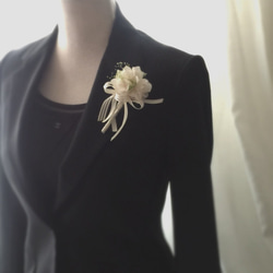 再販：卒業・入学式コサージュ,春を装う プリザーブドフラワーホワイトコサージュ/結婚式/紫陽花・カスミソウ/小さめ 2枚目の画像