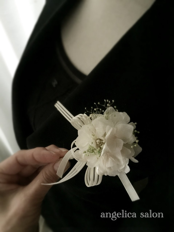再販：卒業・入学式コサージュ,春を装う プリザーブドフラワーホワイトコサージュ/結婚式/紫陽花・カスミソウ/小さめ 6枚目の画像