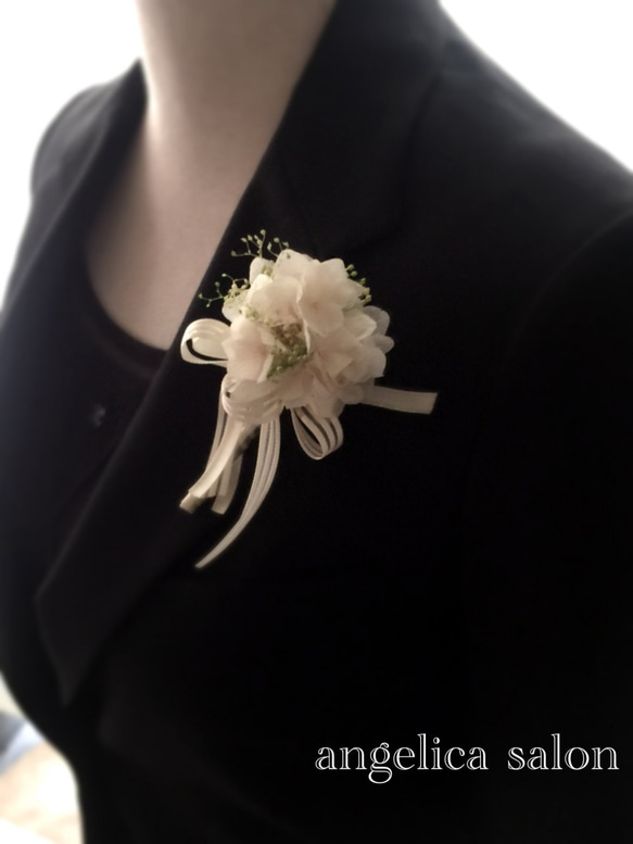 再販：卒業・入学式コサージュ,春を装う プリザーブドフラワーホワイトコサージュ/結婚式/紫陽花・カスミソウ/小さめ 4枚目の画像