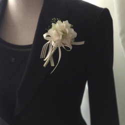 再販：卒業・入学式コサージュ,春を装う プリザーブドフラワーホワイトコサージュ/結婚式/紫陽花・カスミソウ/小さめ 7枚目の画像
