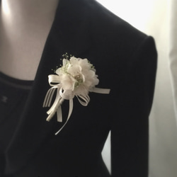 再販：卒業・入学式コサージュ,春を装う プリザーブドフラワーホワイトコサージュ/結婚式/紫陽花・カスミソウ/小さめ 8枚目の画像