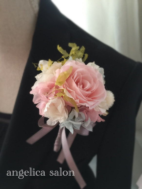 入学式コサージュ 桜ピンク色のプリザーブドフラワーバラとイチゴ草のコサージュ/結婚式・卒業式/ナチュラルテイスト　紫陽花 1枚目の画像