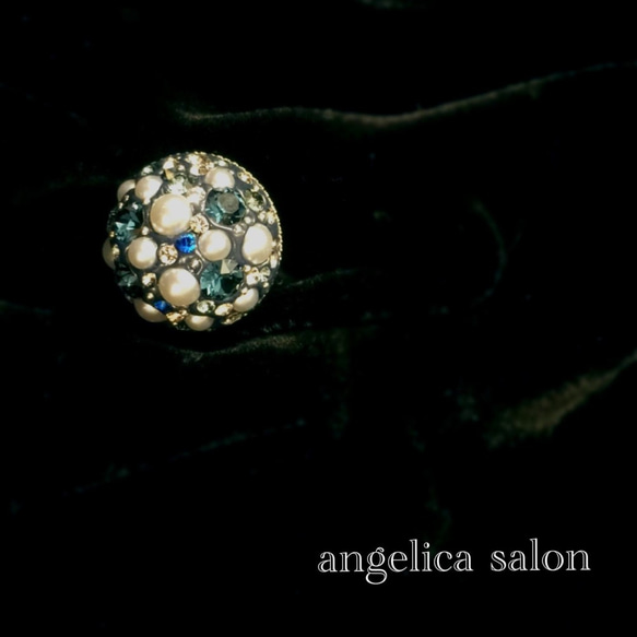 ネイビーブルーキャビアリング・アクセサリーパールとスワロフスキーの上品な華やかさ。フリーサイズ　紺色スワロの指輪 2枚目の画像