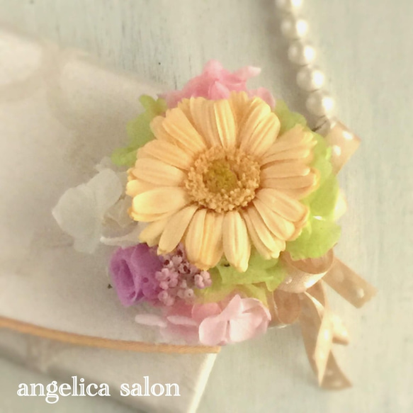 ガーベラコサージュ/上品なパステルオレンジガーベラとバラ、プリザーブドフラワー/卒業式・結婚式/紫陽花・バラ 2枚目の画像