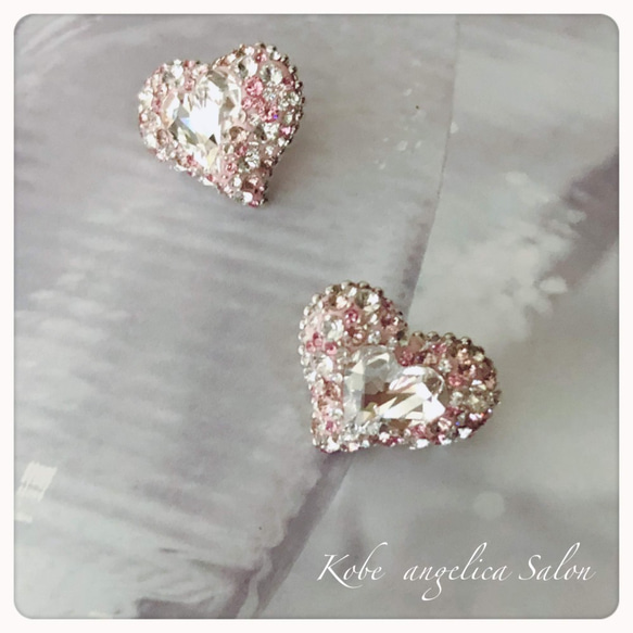 ハートの輝くピアス/ニッケルフリー、チタンポスト・スワロフスキー