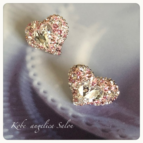 ハートの輝くピアス/ニッケルフリー、チタンポスト・スワロフスキー