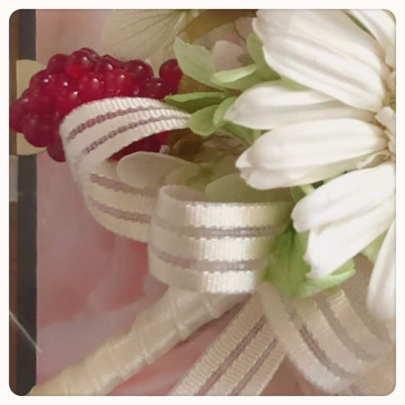 ガーベラとバラのコサージュ：春を装う プリザーブドフラワー、赤いベリー/卒園式・結婚式/紫陽花/シンプル 5枚目の画像