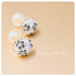 ホワイトにブルーの小花ピアス・オーストリアのクリスタル グルーデコ ハンドメイド、イヤリング変更無料　 1枚目の画像