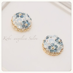ホワイトにブルーの小花ピアス・オーストリアのクリスタル グルーデコ ハンドメイド、イヤリング変更無料　 2枚目の画像