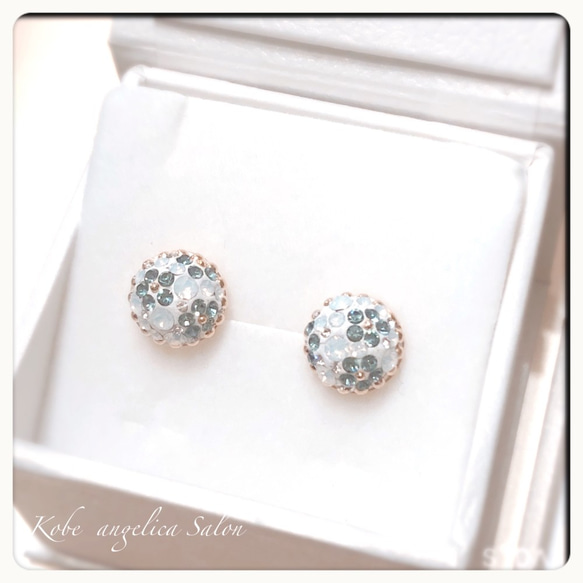 ホワイトにブルーの小花ピアス・オーストリアのクリスタル グルーデコ ハンドメイド、イヤリング変更無料　 3枚目の画像