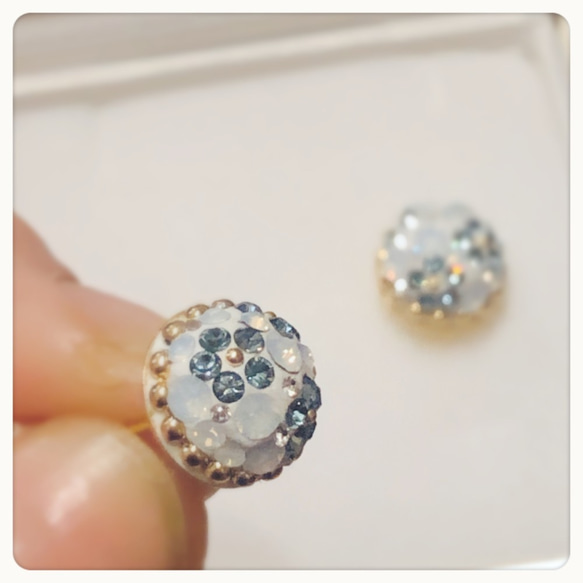 ホワイトにブルーの小花ピアス・オーストリアのクリスタル グルーデコ ハンドメイド、イヤリング変更無料　 4枚目の画像