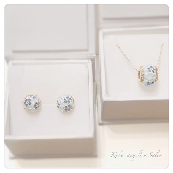 ホワイトにブルーの小花ピアス・オーストリアのクリスタル グルーデコ ハンドメイド、イヤリング変更無料　 5枚目の画像