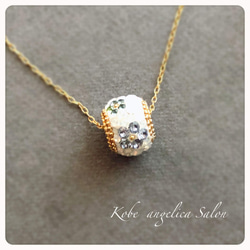 ホワイトにブルーの小花ピアス・オーストリアのクリスタル グルーデコ ハンドメイド、イヤリング変更無料　 6枚目の画像