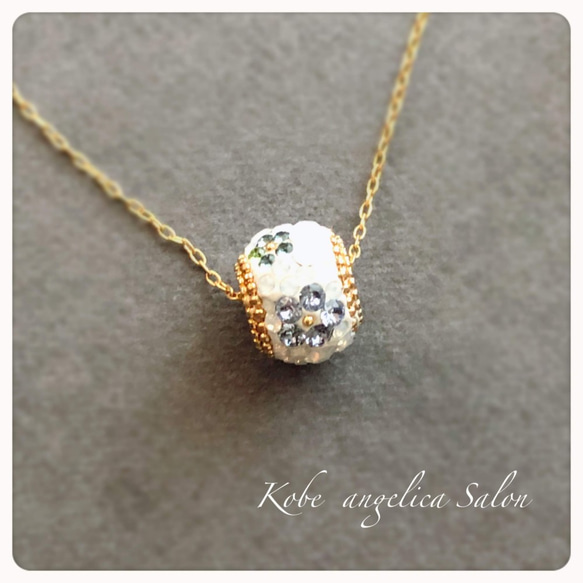 ホワイトにブルーの小花ピアス・オーストリアのクリスタル グルーデコ ハンドメイド、イヤリング変更無料　 6枚目の画像