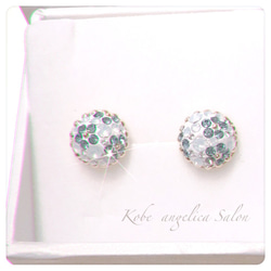 ホワイトにブルーの小花ピアス・オーストリアのクリスタル グルーデコ ハンドメイド、イヤリング変更無料　 7枚目の画像