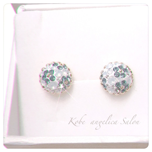 ホワイトにブルーの小花ピアス・オーストリアのクリスタル グルーデコ ハンドメイド、イヤリング変更無料　 7枚目の画像