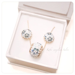 ホワイトにブルーの小花ピアス・オーストリアのクリスタル グルーデコ ハンドメイド、イヤリング変更無料　 8枚目の画像