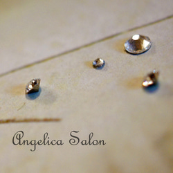 ホワイトにブルーの小花ピアス・オーストリアのクリスタル グルーデコ ハンドメイド、イヤリング変更無料　 9枚目の画像