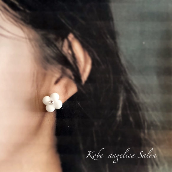 四葉のフラワー　可愛いお花〜Fleurs mignonnes〜スタッドピアス/イヤリング変更可・タイルイヤリング・チタン 1枚目の画像