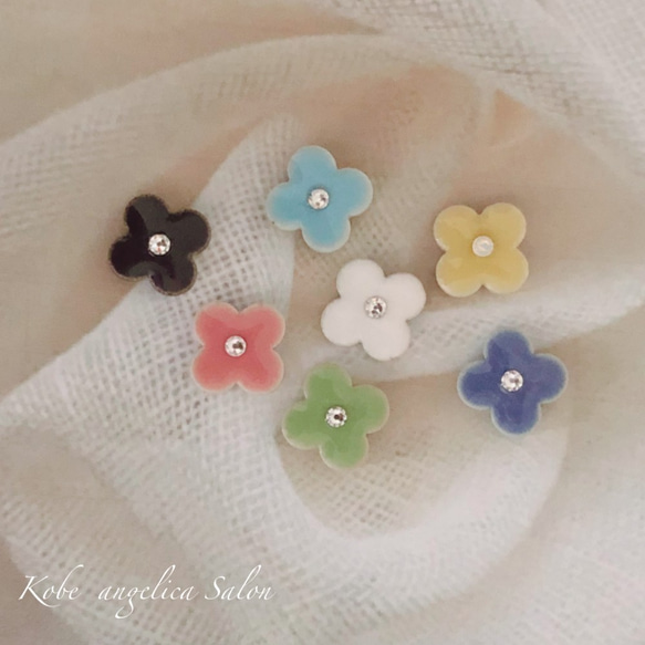 四葉のフラワー　可愛いお花〜Fleurs mignonnes〜スタッドピアス/イヤリング変更可・タイルイヤリング・チタン 2枚目の画像