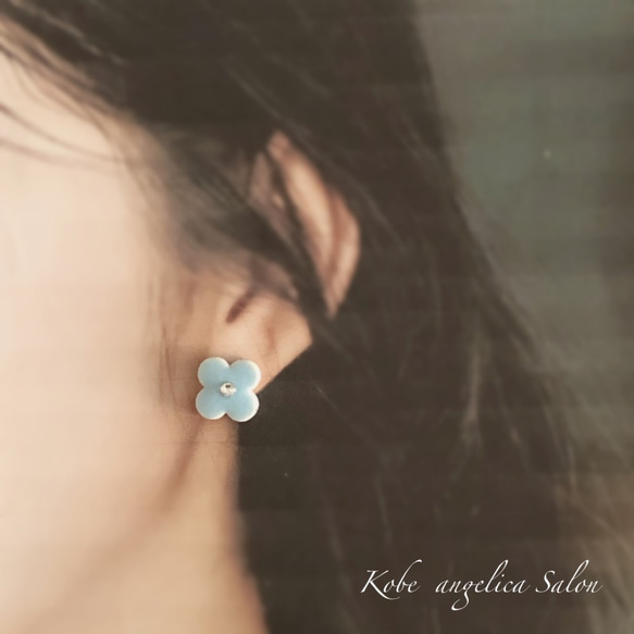 四葉のフラワー　可愛いお花〜Fleurs mignonnes〜スタッドピアス/イヤリング変更可・タイルイヤリング・チタン 3枚目の画像