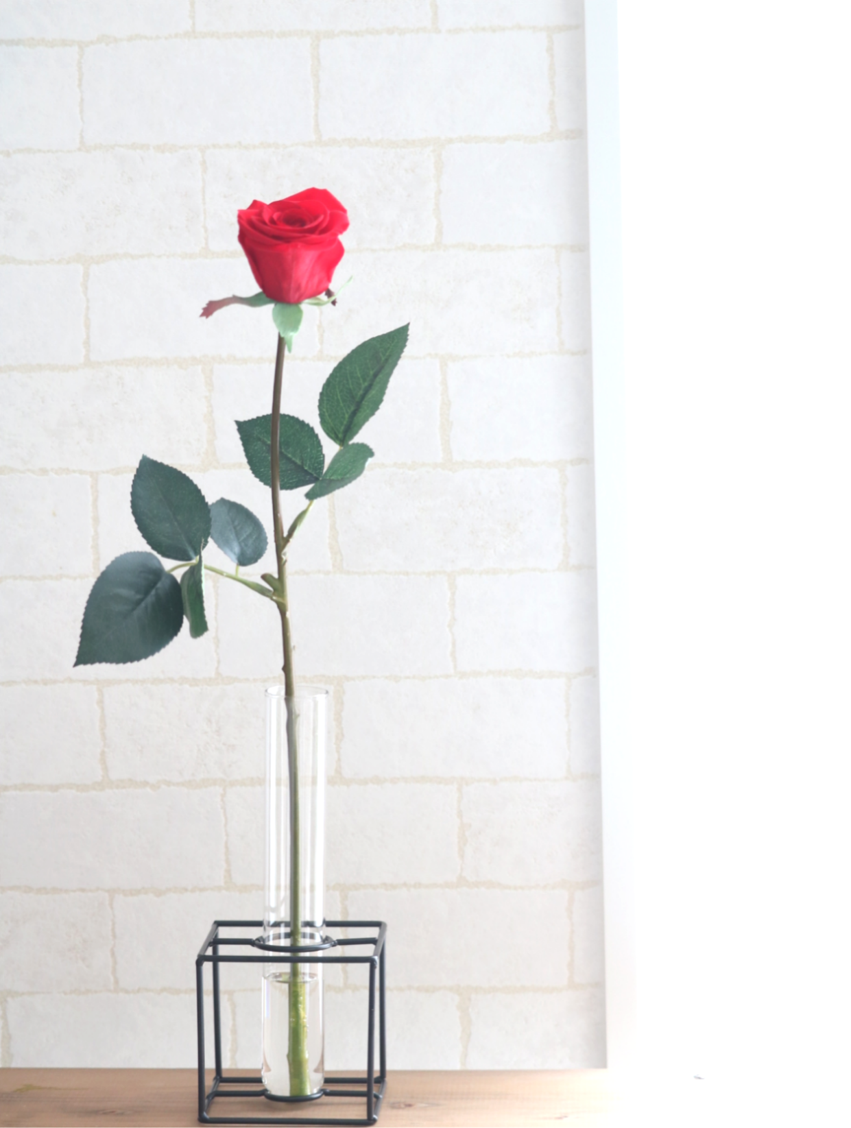 御祝1輪の真紅バラ。アート&プリザーブドフラワー　水換え不要人工水アレンジ