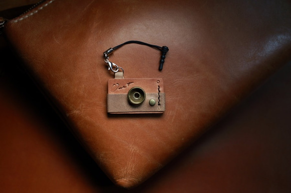 ONE+ 純手工製 相機造型手機吊飾 cell phone charm 第1張的照片