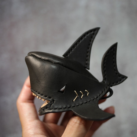 ヌメ革 手縫い サメ キーケース キーバッグ 黒 1枚目の画像