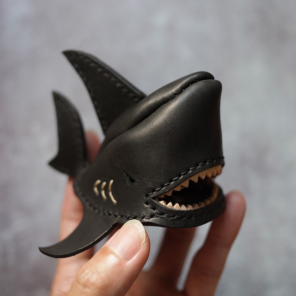 植鞣 牛革 純手工製 鯊魚 鑰匙包 鑰匙圈 黑色 第2張的照片