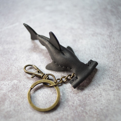 植鞣 牛革 純手工製 迷你 雙髻鯊 錘頭鯊 鑰匙圈 黑色 第2張的照片
