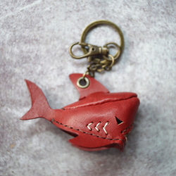 植鞣 牛革 純手工製 迷你 鯊魚 鑰匙圈 紅色 第2張的照片
