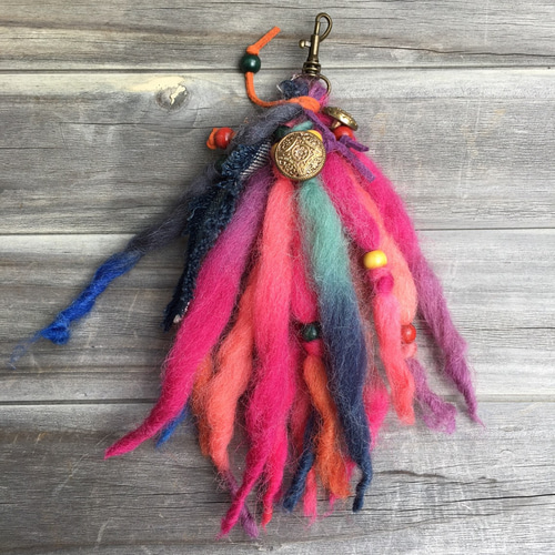 ハンドメイド・レインボー毛糸タッセルキーホルダー・バッグチャーム