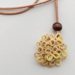 手染めシルク(黄蘗色:きはだいろ)の花ネックレス（タティングレース） 1枚目の画像