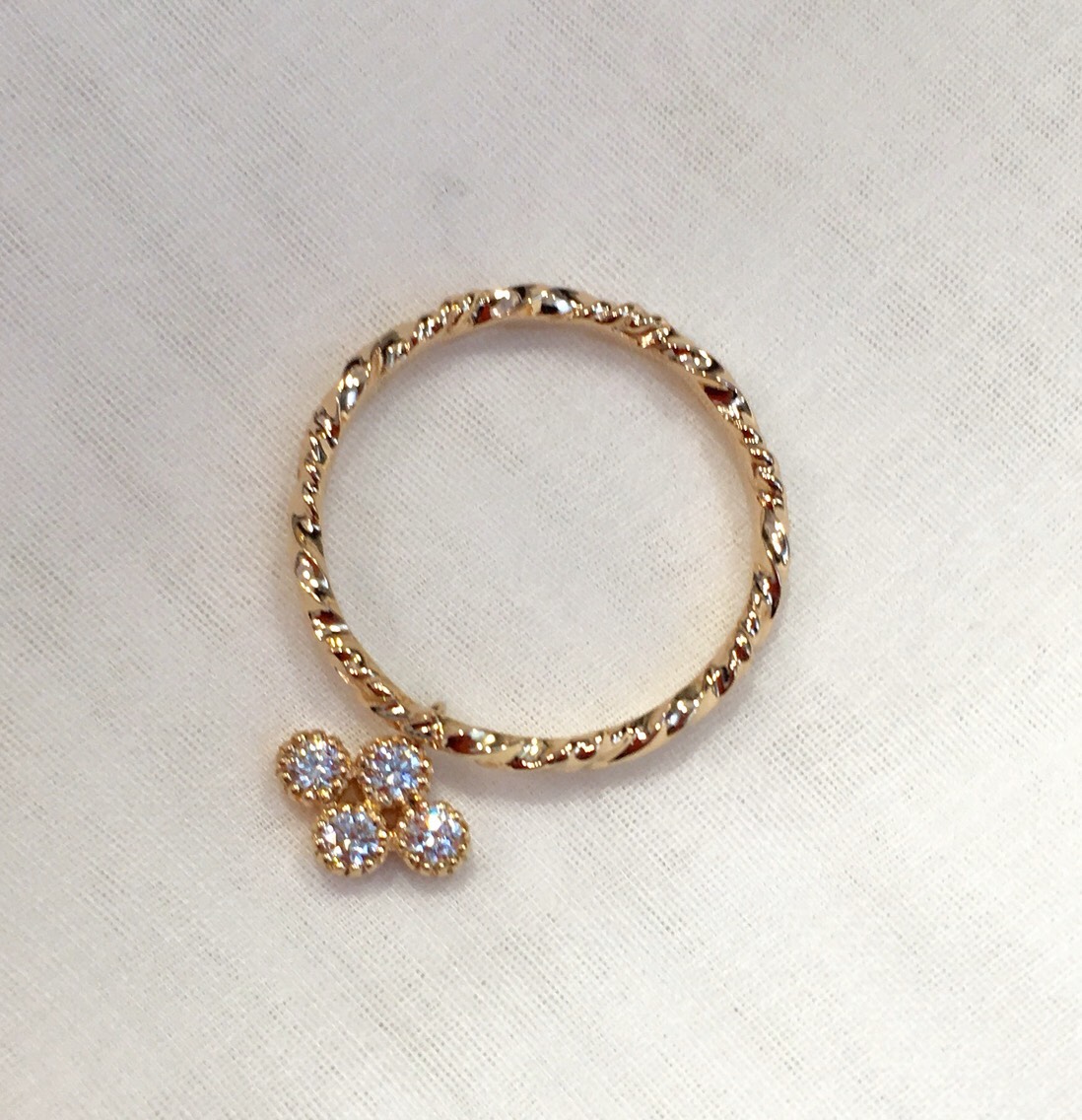 揺れるダイヤモンドの華奢リング