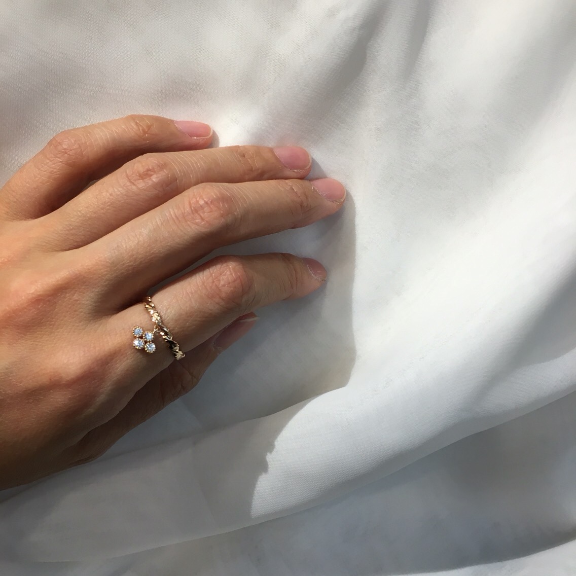 揺れるダイヤモンドの華奢リング