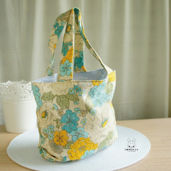 Lovely【日本布】藍色花朵輕巧折摺隨身環保包 (有裡布) 米底 第1張的照片