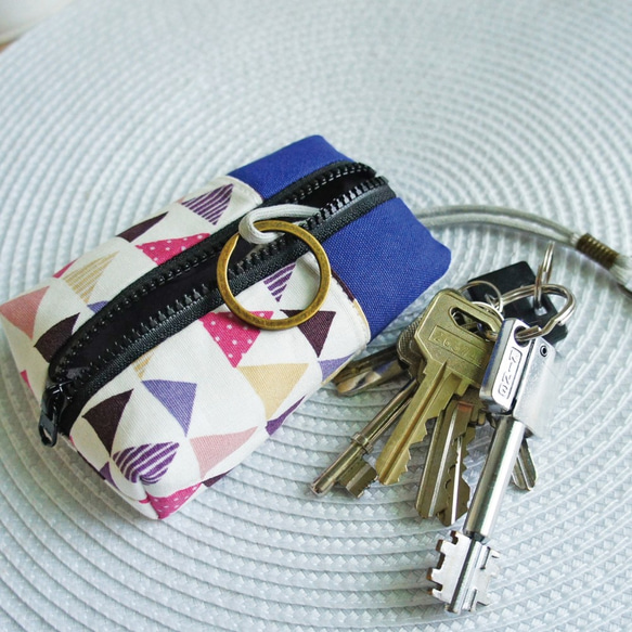 Lovely【日本布】紫色三角合掌屋塑鋼拉鍊鑰匙包、ID感應卡可用 第4張的照片