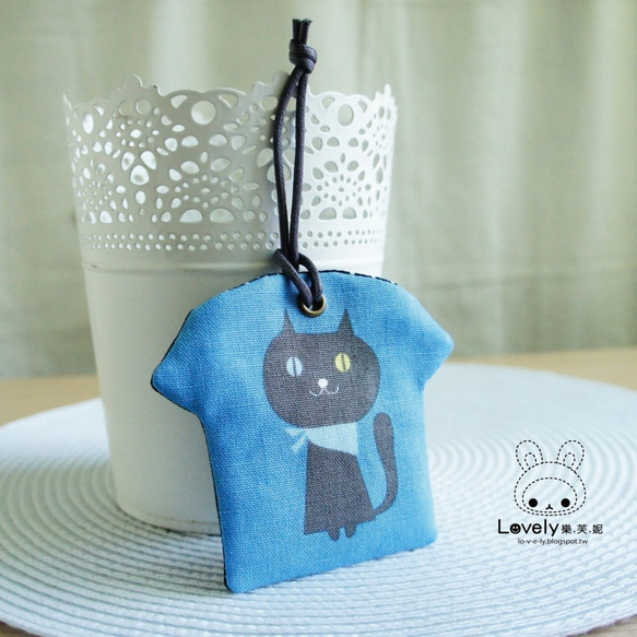 Lovely日本棉麻【黑貓咪T恤造型平安符袋】詩籤護身符、灰藍【此款眼睛2種色彩隨機出貨】 第3張的照片